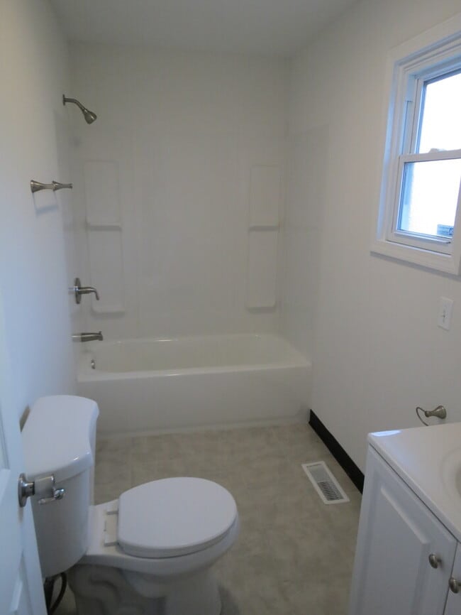 Building Photo - 1680 Hillcrest Ave