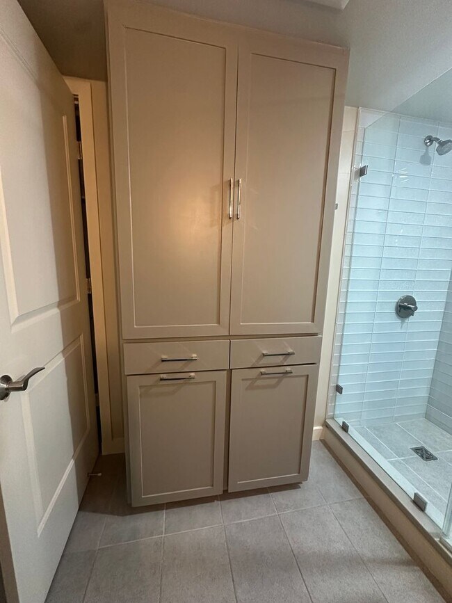 Building Photo - 1 Bedroom 1 Bath Condo Near Capitol Hill