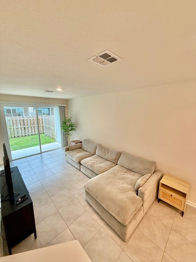 Building Photo - 2BR/3BA Townhome Sweet Townhome - Pet Frie...
