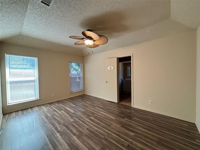 Building Photo - Beautifully updated 3-bedroom 2-bath home