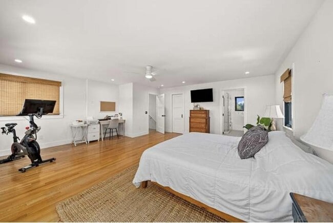 Building Photo - 229 Carnation Ave