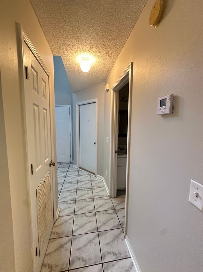 Building Photo - Briarwood West!!!  1/2 OFF FIRST MONTH REN...