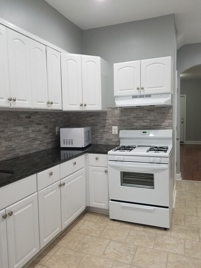 Building Photo - Baltimore - 3 Bedrooms and 1.5 baths Available!