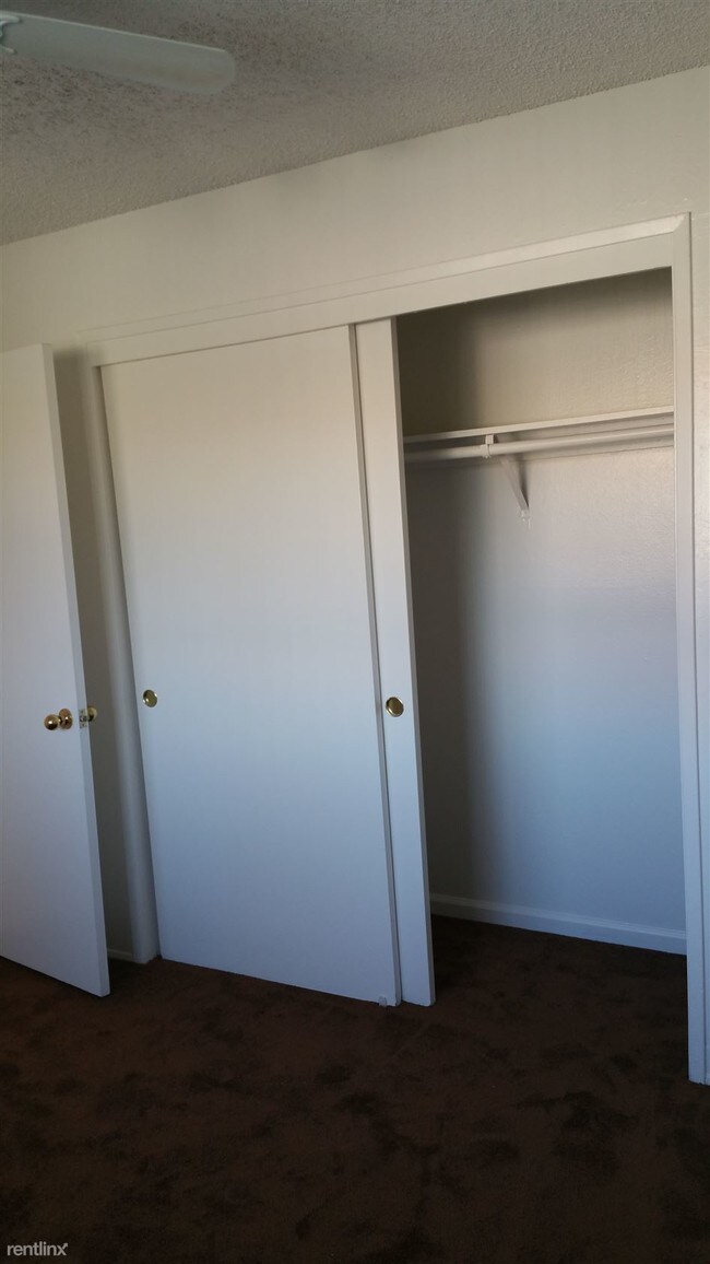 Building Photo - 2 br, 1.5 bath Townhome - 6412 Stockdale Hwy