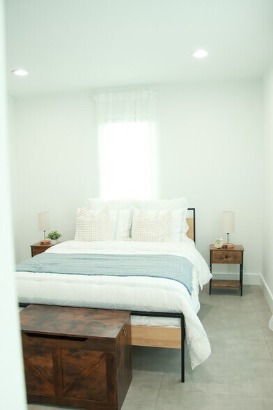 Building Photo - 920 SW 4th Ave