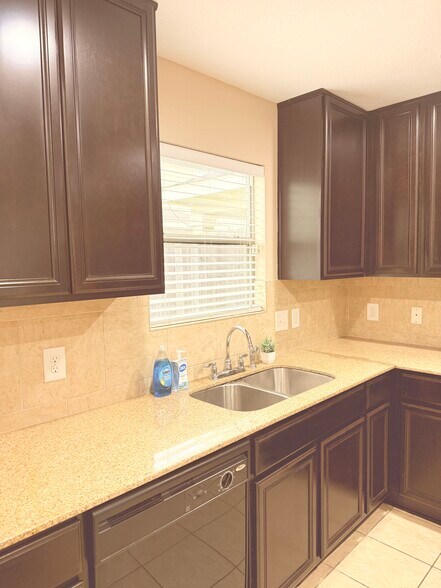 Building Photo - 16005 Summerville Lake Dr