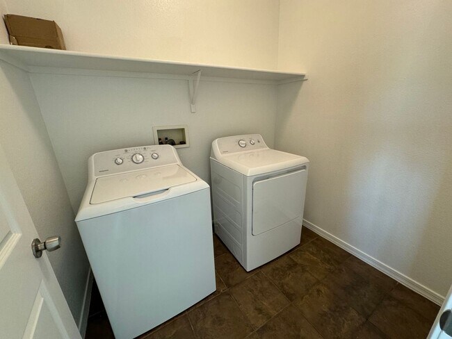 Building Photo - 4 Bedroom - 2.5 Bath - 2485 Sq. Ft - Sahuarita