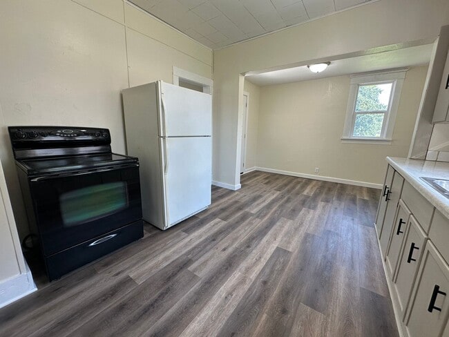 Building Photo - Charming 3 bedroom house $1125