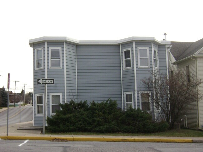Building Photo - 222 Center St
