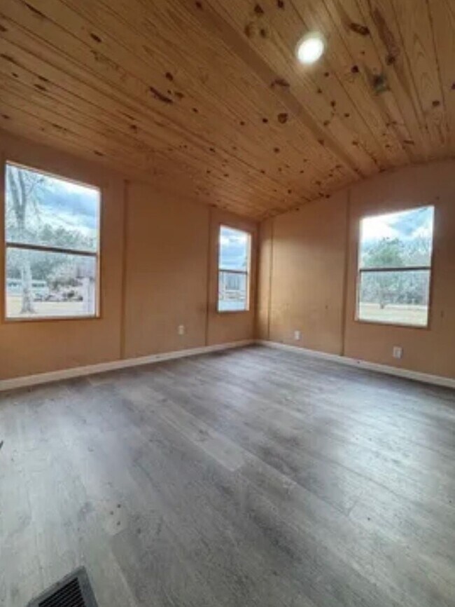 Building Photo - 2 Bed/1 Bath Mobile Home-UNDER RENOVATIONS