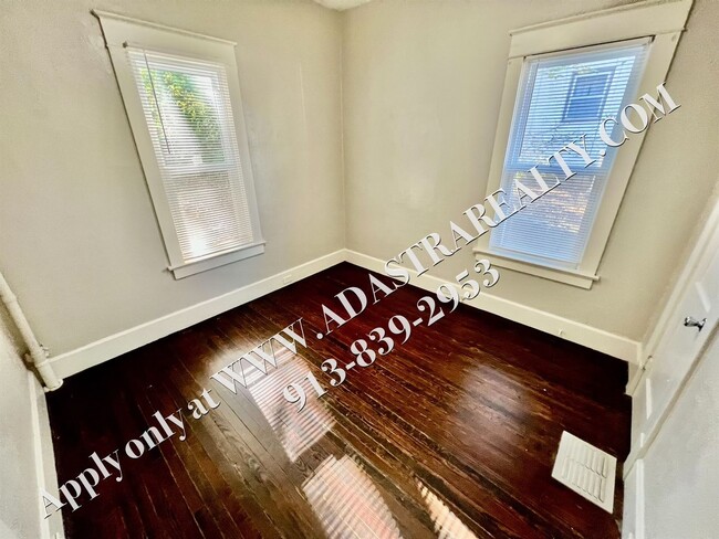 Building Photo - MOVE IN SPECIAL!! ADORABLE and CLEAN 2 Bed...