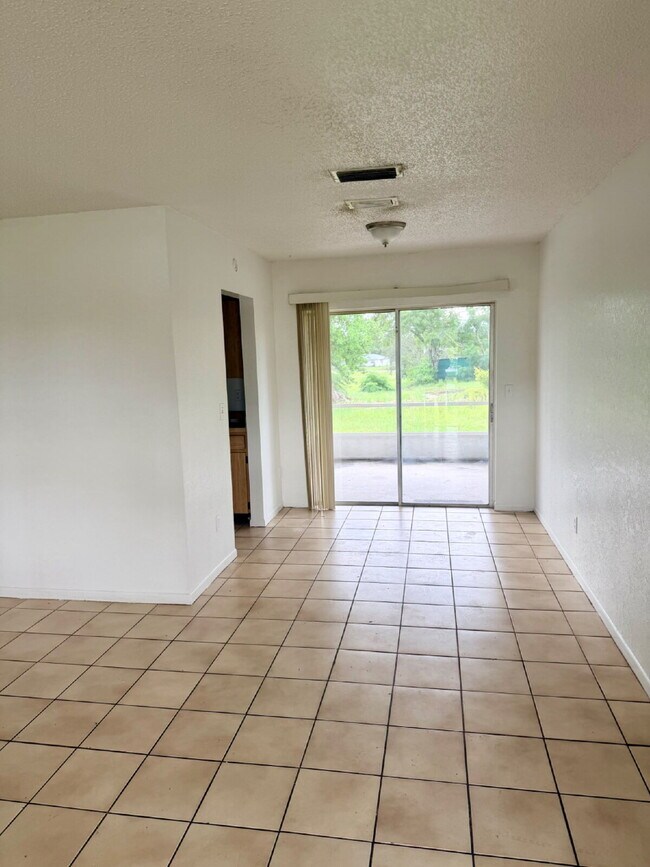 Building Photo - 4 Bedroom 1.5 Bathroom House For Rent