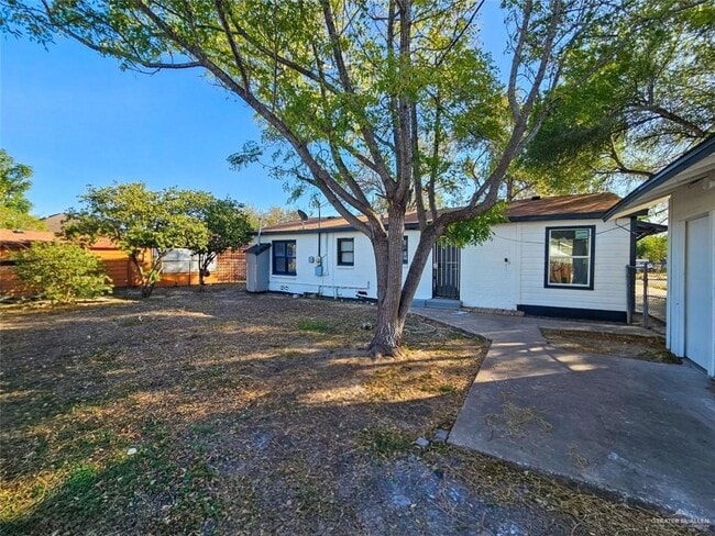 Building Photo - 15 Redwood Ave