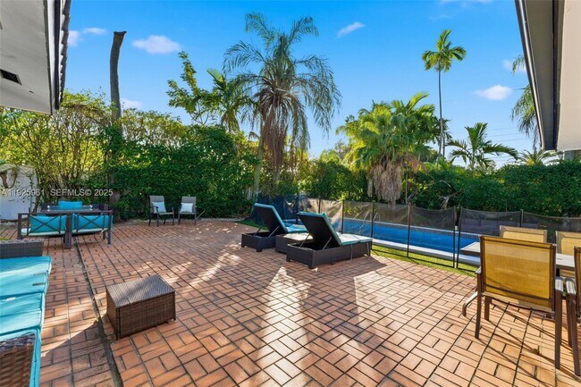 Building Photo - 201 Calle Grande Dr