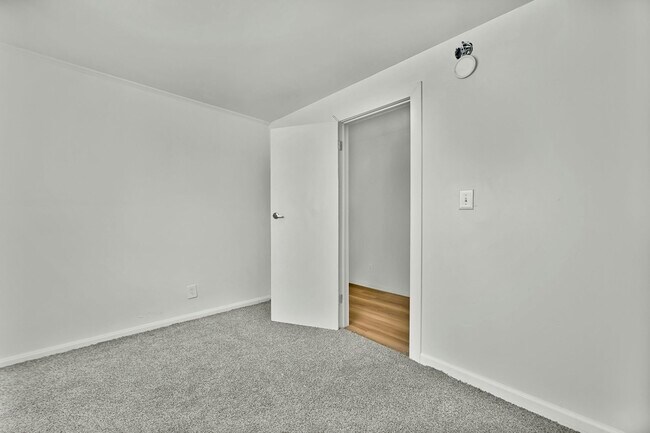 Building Photo - 1261 E 123rd St