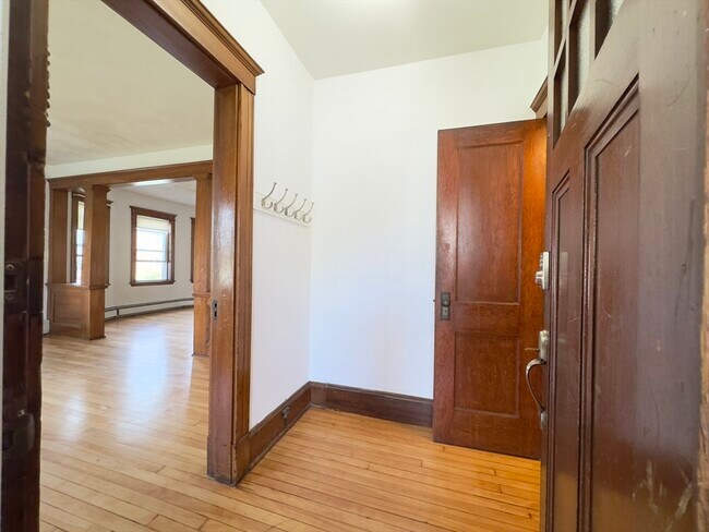 Building Photo - 67 Willow St