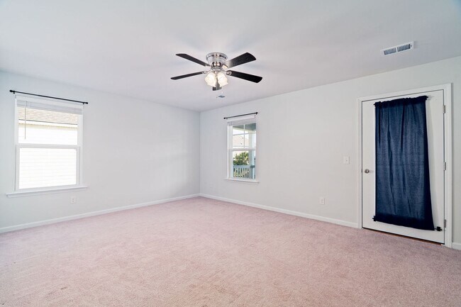 Building Photo - Cozy Living in The Ponds