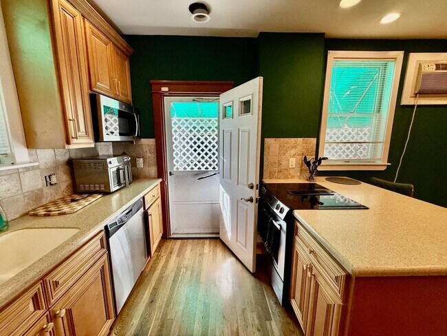 Building Photo - SPACIOUS & MODERN 3 BED/2.5 BA HOUSE w/ AC-Inlaid HARDWOOD Flooring-WASHER/DRYER & Rear PATIO in ...