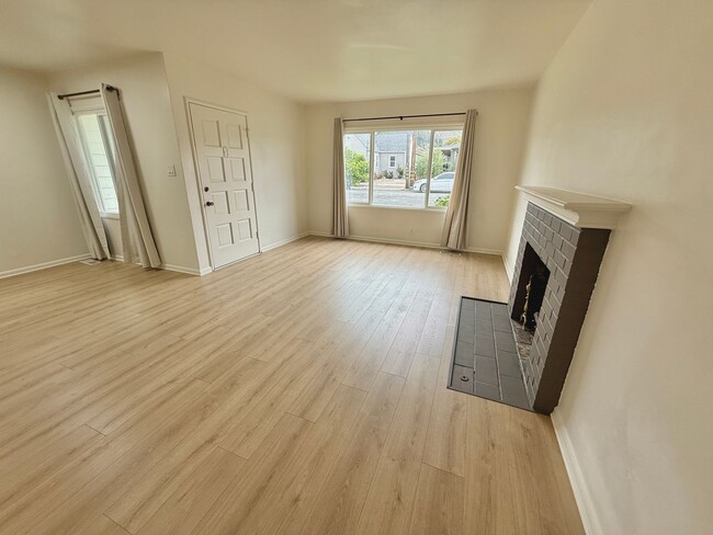 Building Photo - Updated El Cerrito Home with New Kitchen Appliances, Private Deck & Great Walkability