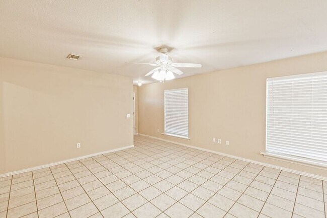 Building Photo - 933 Farmington Rd