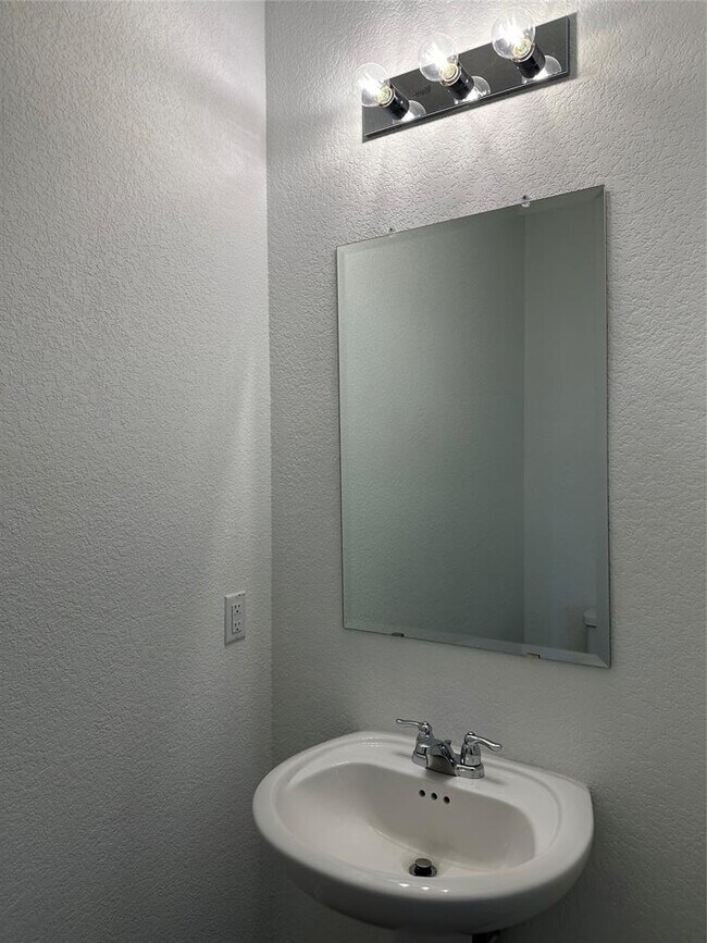 Building Photo - 253 Redonda Dr