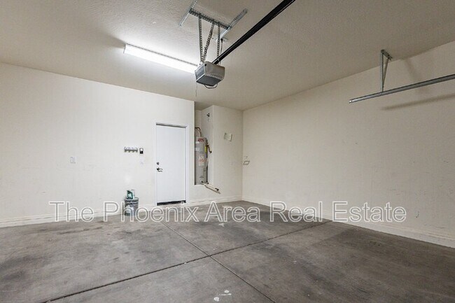 Building Photo - 2189 S Sanders Dr