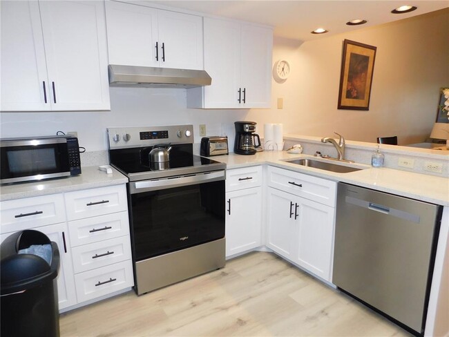 Building Photo - 218 Woodlake Wynde