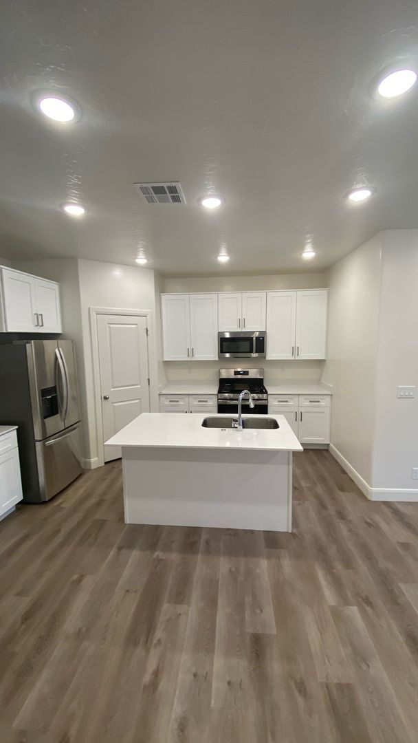 Building Photo - 3 Bed - 2.5 Bath, Large Townhome - 2 Car G...