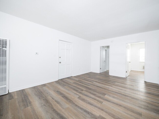 Interior Photo - 232-6 S. Harvard Blvd