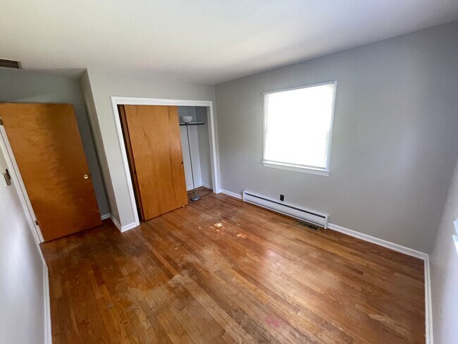 Building Photo - Three Bedroom Single Family Home in the Co...
