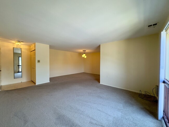 Building Photo - 2 Bedroom Condo in Pikesville/Courthaven