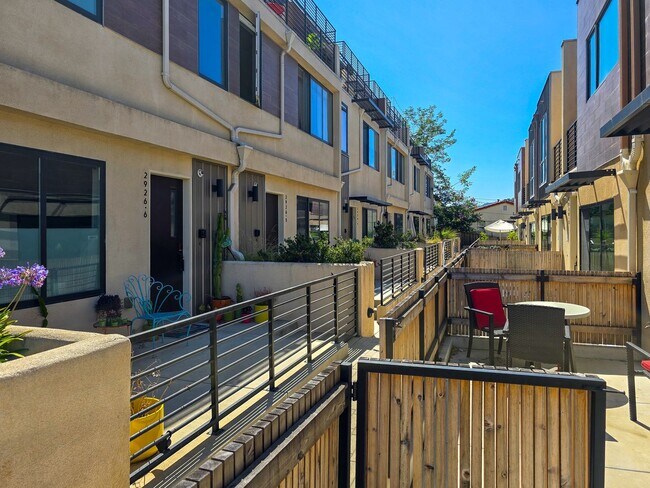 Building Photo - Luxury Townhome Centrally Located in Silver Lake!