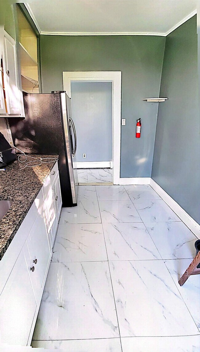 Building Photo - 601 Columbia Ave