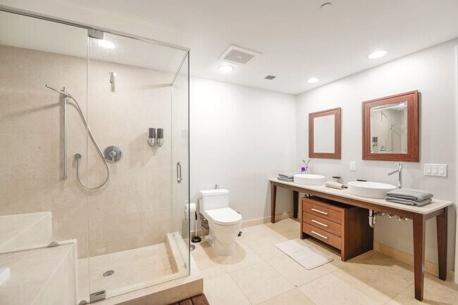 Building Photo - 485 Brickell Ave