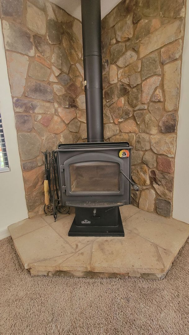 Building Photo - Charming 3-Bedroom 2-Bath with Mountain Vi...
