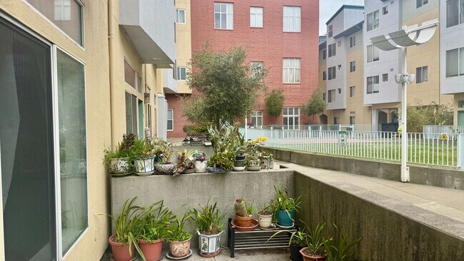 Building Photo - Urban Oasis on Valencia St – 2BR/1BA with ...
