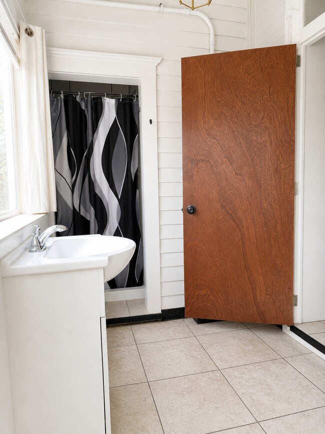 Building Photo - Refined Living in the Heart of Pueblo 25% OFF FIRST MONTH'S RENT