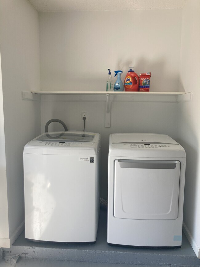 High Efficiency LG washer and dryer - 208 Mayan Ter