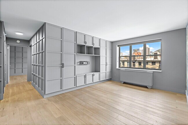 Building Photo - 516 W 47th St