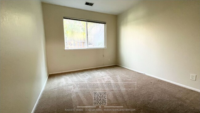 Building Photo - Centrally located 2-bedroom 1 bath condo i...