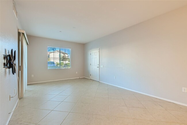 Building Photo - GATED 1ST FLOOR 2 BED, 2 BATH TOWNHOME IN ...