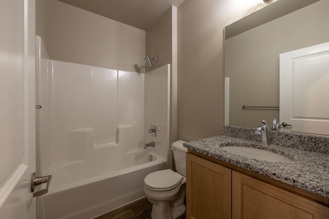 Building Photo - Large 2 Bedroom/2 Bath Apartment- Pet Frie...