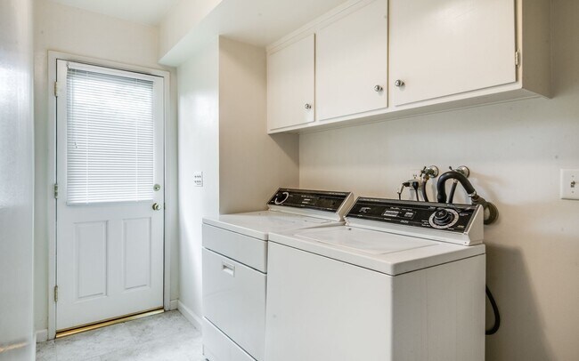 Building Photo - Tranquility on Beachside