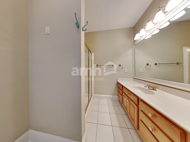 Building Photo - 1905 Ascot Terrace NW