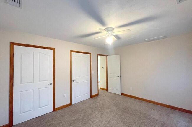 Building Photo - 43737 Sandy Bottom Rd
