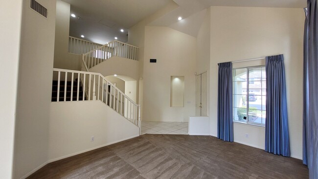 Building Photo - Ridgemoor Estates 4 bedroom + Loft and 3 b...