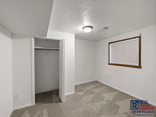 Building Photo - Beautiful 4 Bed 2 Bath Townhome with Lake Views!