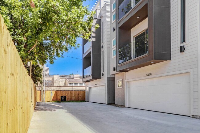 Building Photo - 5636 Dolores St