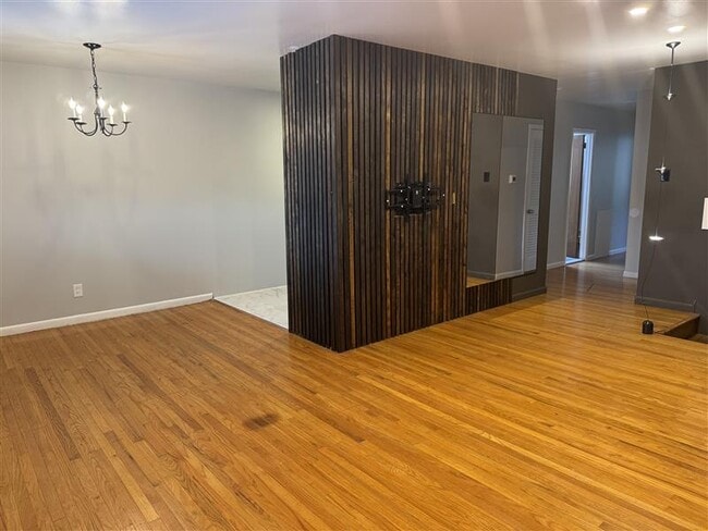 Building Photo - 10008 Jeanes St