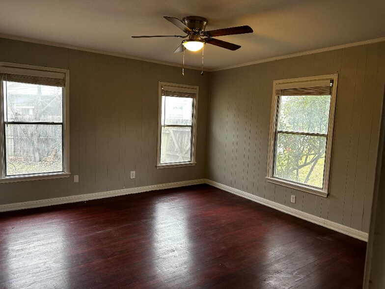 Building Photo - 1401 Springdale St